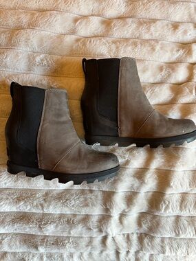 Sorel Men's Taupe Suede Chukka Boots with Black Elastic Panels